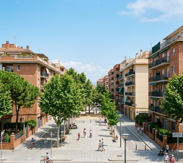 Vistas de las calles, bloques de pisos, zonas verdes y el entorno residencial seguro de La Roureda en Viladecans